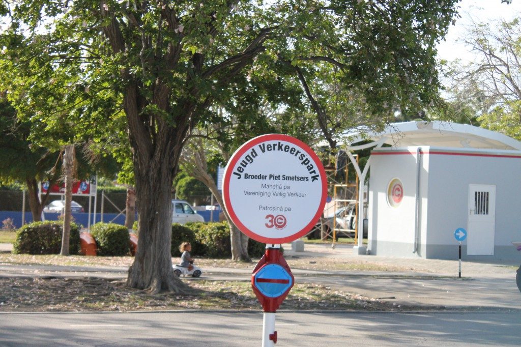 curacao-with-kids-traffic-circle